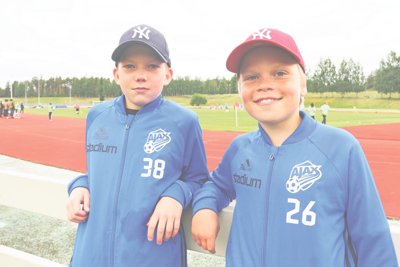 Serkukset Aarni ja Vilho Kiviniemi seurasivat Ajax-päivänä Suomen ja Hollannin 16-vuotiaiden tyttöjen maajoukkuepeliä. Peukut olivat Suomen puolella.