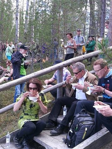Presidentti Niinistö ja rouva Haukio nauttivat kaikille tarjolla ollut juhlaruokaa, hernekeittoa.