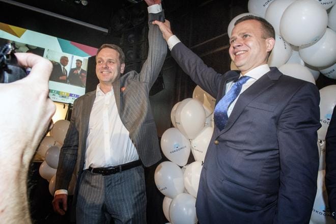 Kokoomuksen puheenjohtaja Petteri Orpo (oik.) onnitteli Helsingin pormestarin paikassa kiinni olevaa Jan Vapaavuorta puolueen vaalivalvojaisissa. KUVA: Kimmo Penttinen