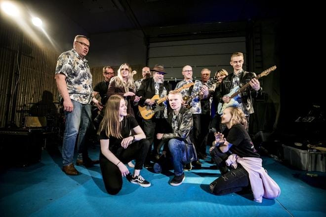 Badding-esityksen ensisijaisena tarkoituksena on tarjota esiintymis- ja soittokokemusta nuorille. Tällä viikolla nähtävässä show’ssa ääneen pääsevät eturiviin polvistuneet Fanny Viitasaari, Veeti Luoma sekä Annu Valtasaari. Kitaristi Riku Viitala (1. oikealla) pääsee myös loistamaan. KUVAT: KRISTA LUOMA
