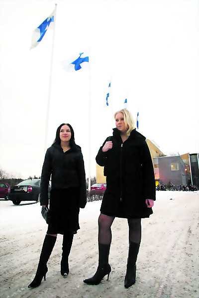 Kempeleen yhdeksäsluokkalaisten itsenäisyysjuhlaan osallistuneet Janica Joutulainen (vas.) ja Linda Erkkilä pitivät itsenäisyyspäivää tärkeänä siksi, että Suomi on vapaa maa.