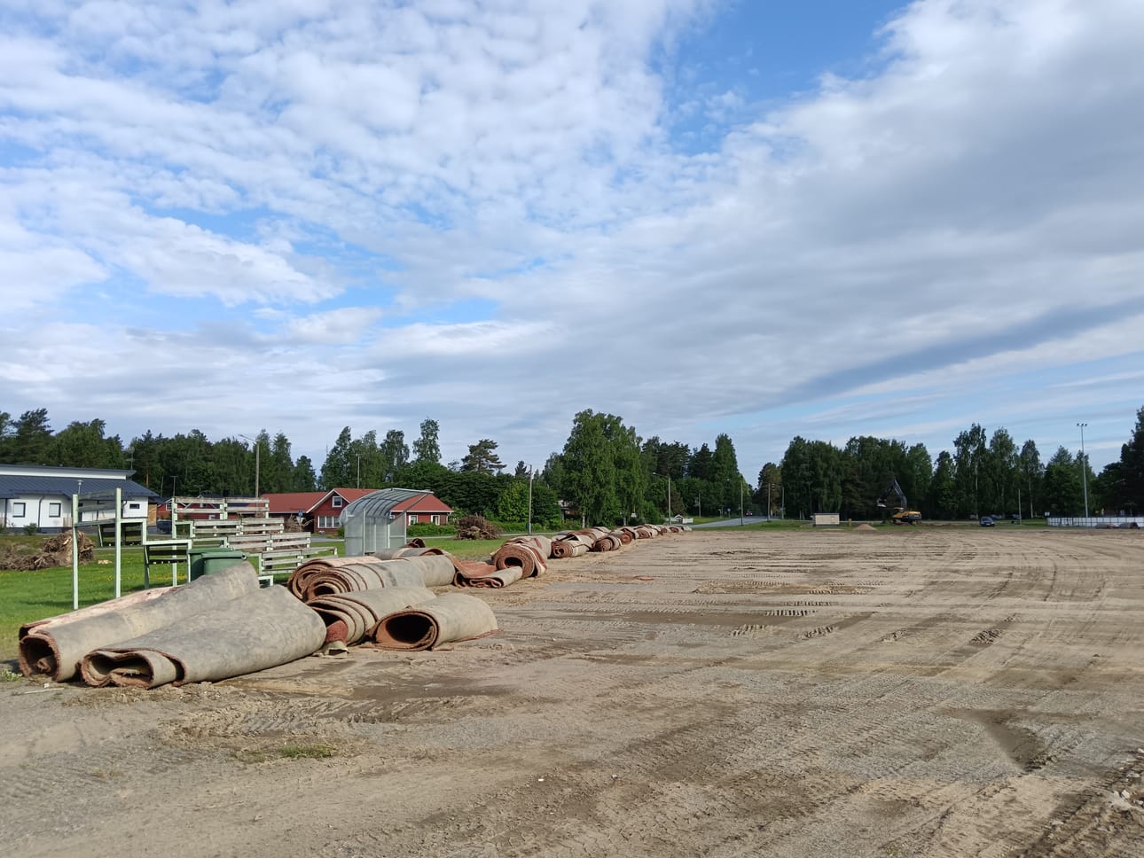Alajärven koulukeskuksen pesäpallokentällä pelataan ensi kesänä uudella hiekkatekonurmella. Tämän kesän kenttä on pois käytöstä.