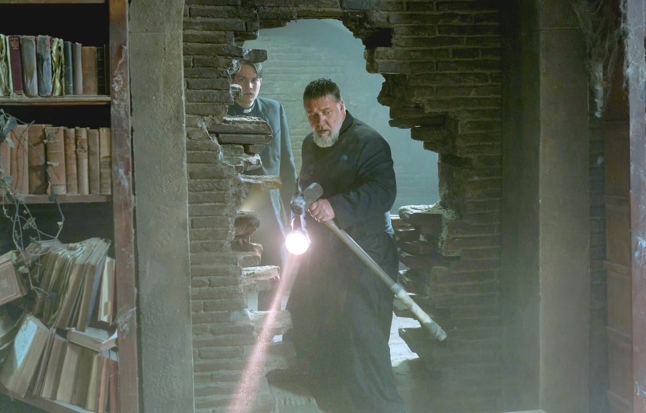 Saatanalliset salaisuudet paljastuvat luostarissa (Russell Crowe, takana Daniel Zovatto).