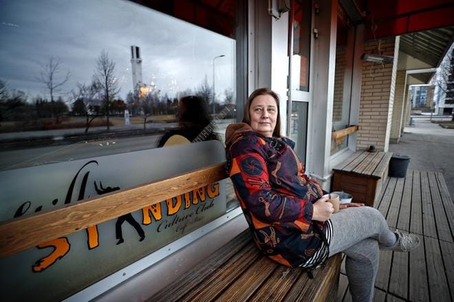 Ulla Öhage mietti perjantaina illansuussa, vieläkö Still Standing Seinäjoen Torikadulla pitää ovensa auki. KUVA: TOMI KOSONEN