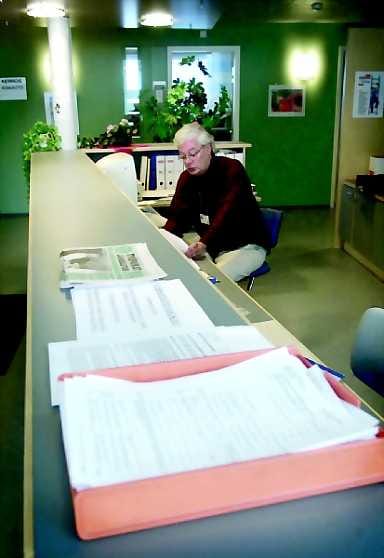 Paperit riviin. Vaikka toimeentulotukijono onkin Oulussa lyhentynyt kolmesta kahteen viikkoon, vielä on viikko liikaa.