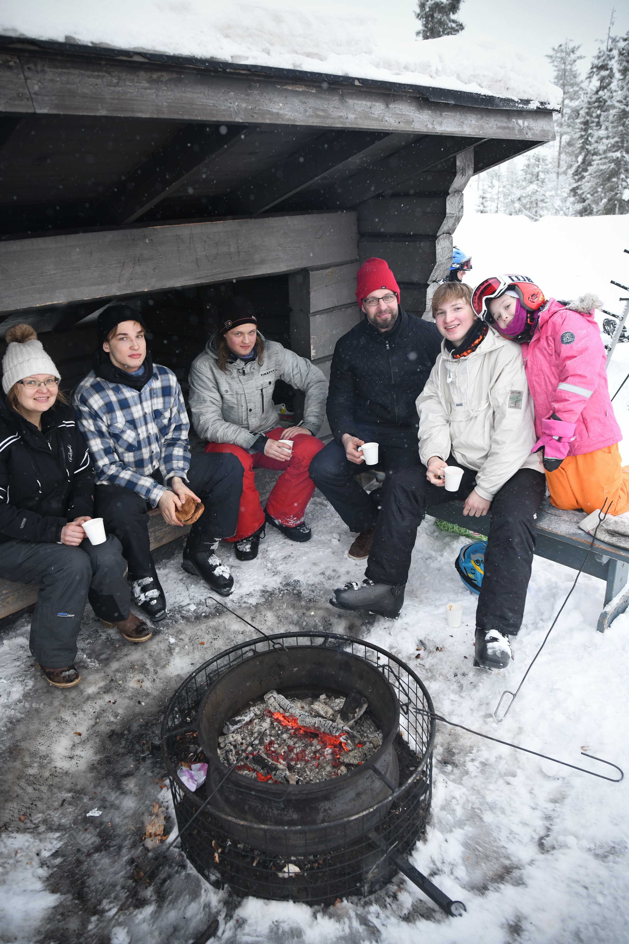 Anttooran perhe Pomarkusta nauttii Rukan palveluiden lisäksi hyvästä makkaranpaistopaikasta Maston alapuolisella laavulla.
