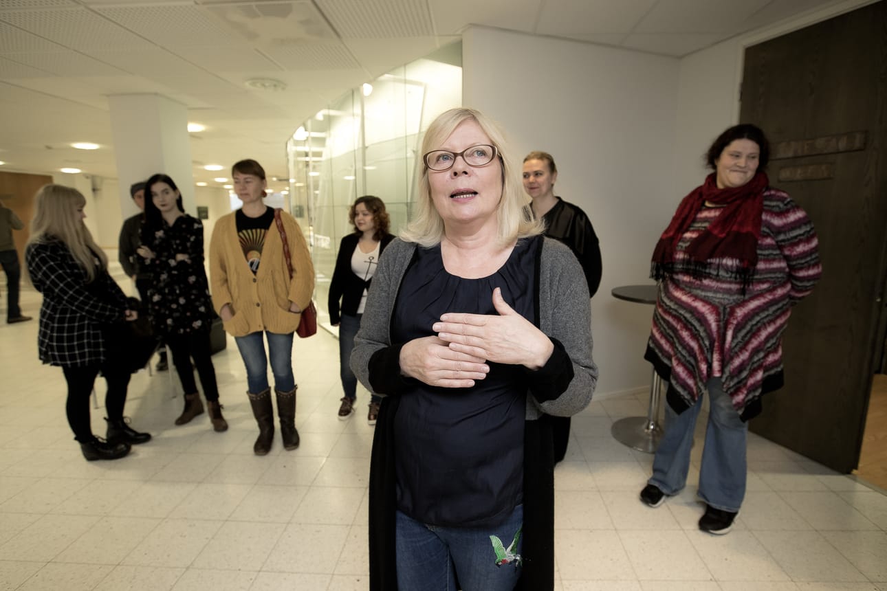 Raija Korppila on Lybeckerin kuvaamataidon opettaja. Hänen mukaansa osa töistä vaihtuu kuun puolessavälissä, ja esille tulee opinnäytetöitä.