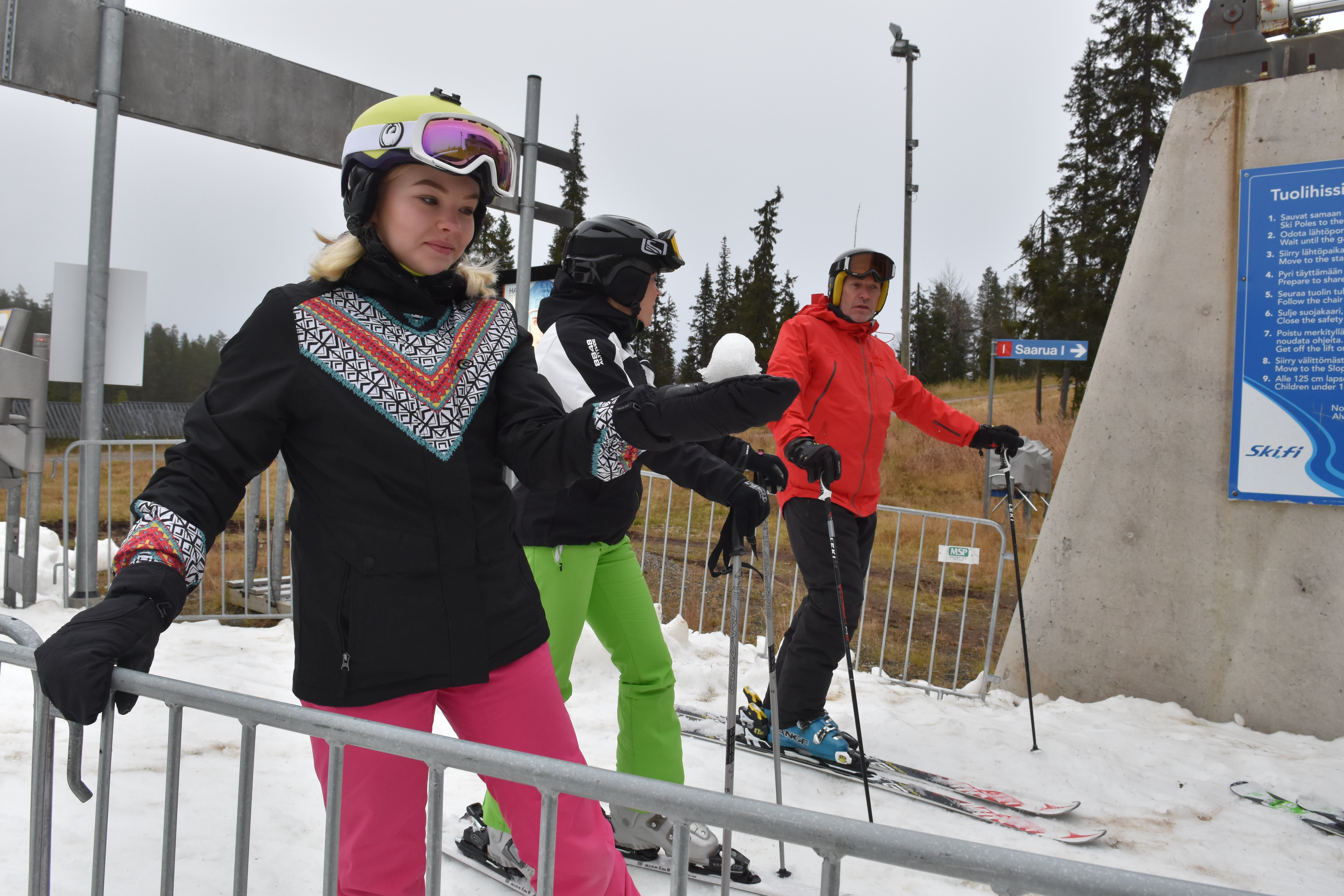 Roosa Reinilä teki lumipalloja hissin avautumista odotellessa. Hän oli tullut Oulusta äitinsä Helena Mahlakaarron kanssa. Mahlakaarto jutteli Juha Rannan kanssa hissijonossa.