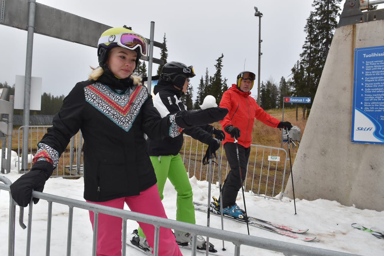 Roosa Reinilä teki lumipalloja hissin avautumista odotellessa. Hän oli tullut Oulusta äitinsä Helena Mahlakaarron kanssa. Mahlakaarto jutteli Juha Rannan kanssa hissijonossa.