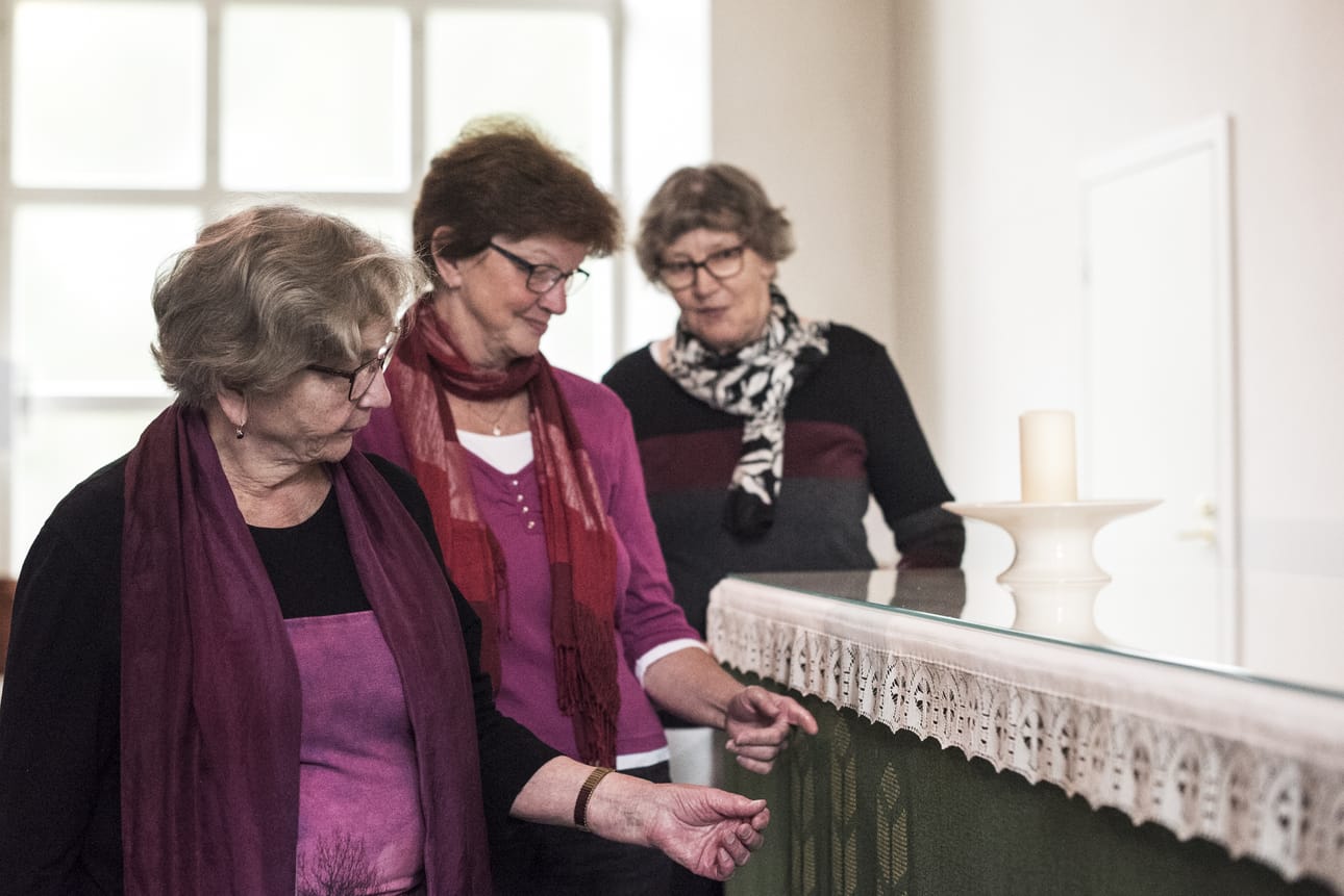 Eila Heikkinen, Aira Veteläinen ja Anna-Liisa Hekkala ovat tyytyväisiä uuteen alttariliinaan. Kirkkotekstiilien tekemisen Kuusamossa aloittivat jo 1950-luvulla maa- ja kotitalousnaiset.