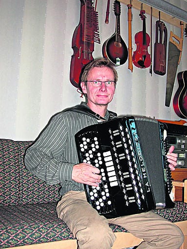 "Uskon, että olen kuusikymppisenä jokseenkin yhtä hyvässä kunnossa kuin nyt, ja että pelaan sulkapalloa edelleen", sanoo soitinrakentaja Pekka Lovikka.