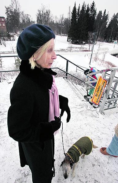 Kiitosta satelee. Elina Suomalainen kiittää Väinö Korhosen työtä. Hänestä on hassua, ettei kaupunki putsaa portaita itse.