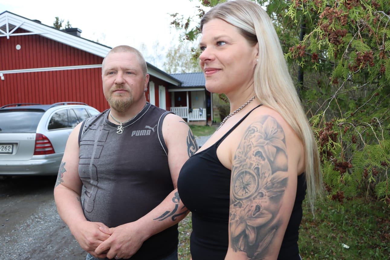 Heidi ja Markku Kariluomalta löytyy molemmilta monta tatuointia. Avioparilla on myös toistensa nimet ihoillaan. Heidin käsivarresta löytyy kompassi, joka viittaa omiin lapsiin.