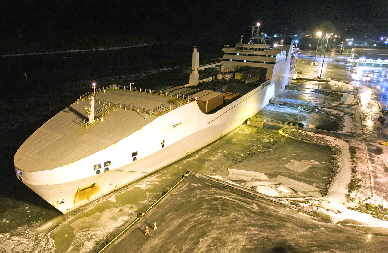 183 metriä pitkä roro-alus Cadena 3 kävi keskiviikkoillalla ensimmäistä kertaa Kaskisissa lastaamassa sellua Ruotsin Husumiin. Satamassa oli keskiviikkona 6 laivakäyntiä 12 tunnin sisällä.