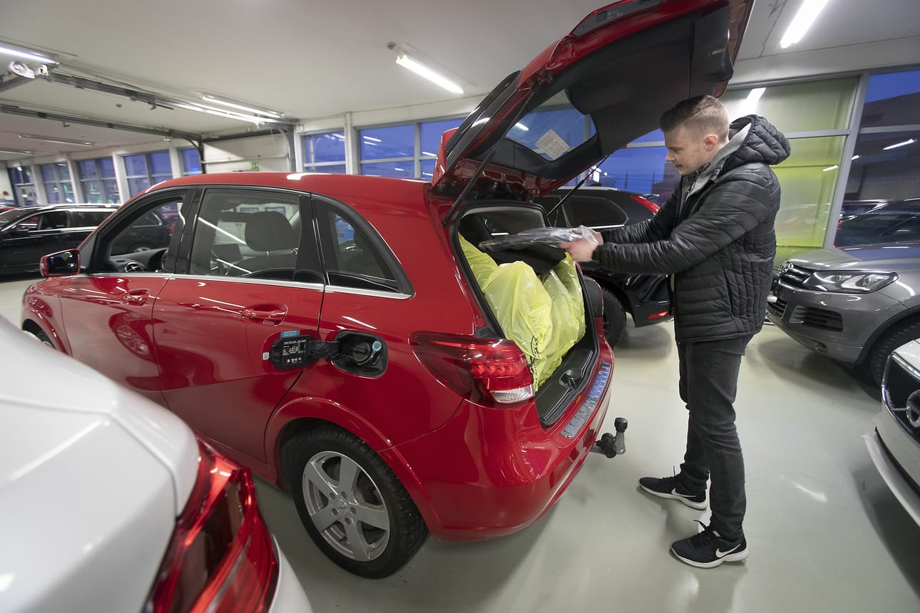 Vaihtoautoja myyvän Kamuxin Limingantullin myyntipäällikkö Kari Pietarila kertoo, että heiltäkin kaasuautoja on jo myyty Oulussa. Kuvan käytetty, bensiinillä ja kaasulla kulkeva auto on tuotu Ruotsista.