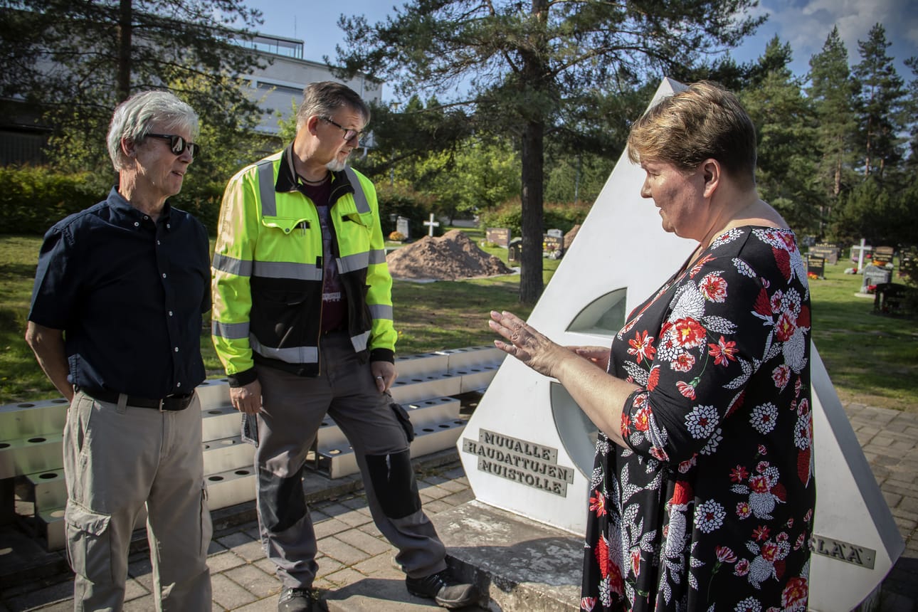 Kempeleen vuonna 1694 perustettu hautausmaa alkaa olla täynnä, kertovat hautausmaavastuuryhmän puheenjohtaja Heikki Mattila, seurakuntamestari Markku Parttimaa ja talousjohtaja Anneli Salo.