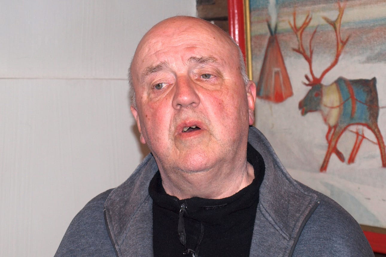 Rajakievarissa esillä oleva Poro ja pulkka ja ajuri -taulu on sallalaisen Väinö Kivelän tuotantoa 1970-luvulta ja osa Sallan museon kokoelmaa, kertoo Tapio Saloheimo.