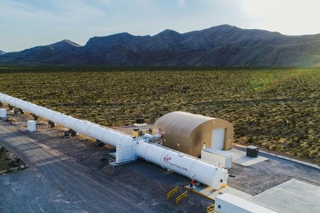 Sähkömoottorilla kulkeva hyperloop-kapseli kulkee alipaineistetussa putkessa yhtä nopeasti kuin lentokone. Kuvassa Virgin Hyperloop One -testirata Nevadan aavikolla.