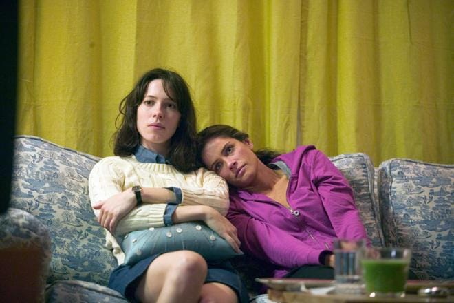 Elokuvassa Please Give elämänkulkua ihmettelevät Rebecca (Rebecca Hall) ja Mary (Amanda Peet). KUVA: