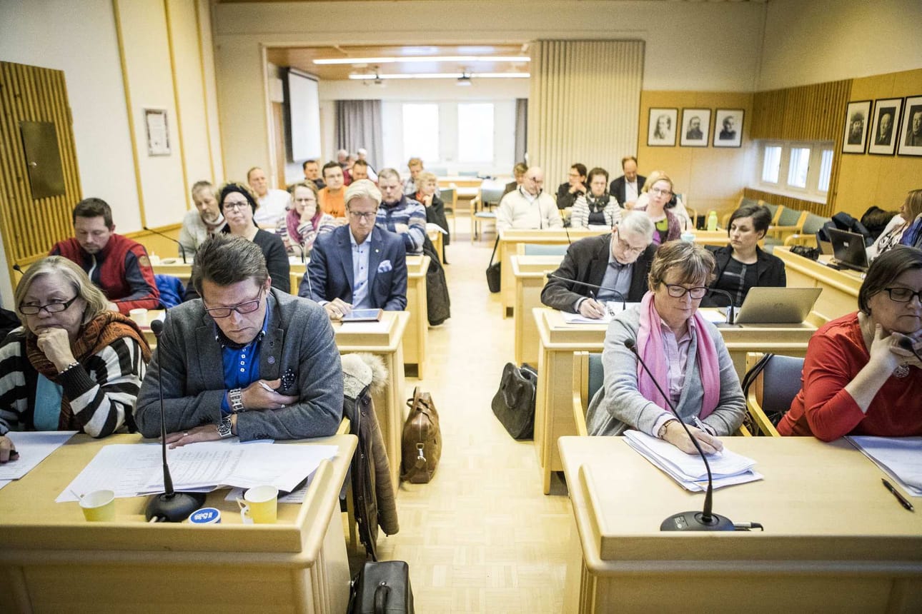 Kittilässä sattui ja tapahtui koko vuoden sillä seurauksella, että kuntakuviot ovat entistäkin tiukemmassa solmussa. Lokakuussa 27 Kittilän entistä ja nykyistä kuntapäättäjää sai syytteen törkeästä virka-aseman väärinkäytöksestä liittyen kunnanjohtaja Anna Mäkelän erottamissotkuihin. Joulukuussa tuli lisää syytteitä kolmelle Eilavaara-asiassa. Vt. kunnanjohtajan sijaisena toiminut ja vuodenvaihteessa vt. kunnanjohtajana aloittava Sanna Ylinampakin on joidenkin tietojen mukaan epäiltyjen joukossa. Ministeriö kyllästyi kunnan vitkutteluun syytettyjen hyllyttämisessä oikeusprosessin ajaksi ja määräsi Lex-Kittilän voimaan vuodenvaihteessa. Kevään kuntavaaleissa Oikeudenmukainen Kittilä nousi Inkeri Yrityksen (kuva yllä) johdolla valtuuston toiseksi suurimmaksi ryhmäksi kuudella edustajalla. Perinteiset puolueet keskusta, vasemmistoliitto, perussuomalaiset ja kokoomus menettivät yhteensä kymmenen paikkaa.