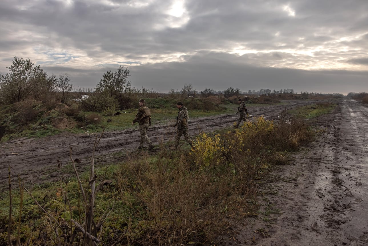 Ukrainalaiset sotilaat tarkastivat lentokentän aluetta Hersonissa 24. marraskuuta.
