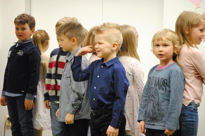 Juhlavuoden kunniaksi pidetyssä kevätjuhlassa Kekkulan lapset esittivät laululeikkejä kotiväilleen. KUVA:EEVA-LIISA KULJU