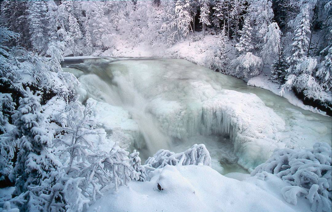 Jyrävän koski Kitkajoessa hyytyi jo ennen tämä aamun ennätyspakkasia. Kuva maanantailta.