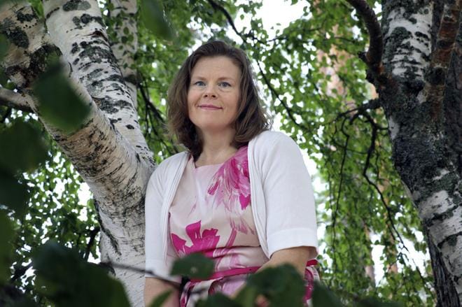 Teuvalainen Eliisa Panttila pyrkii perussuomalaisten toiseksi varapuheenjohtajaksi. Puihin kiipeily sujuu Panttilalta näppärästi, sillä sitä on harjoiteltu yhdessä kouluun ensimmäiselle luokalle menevän tyttären kanssa. Kuvat: Leena Nyysti