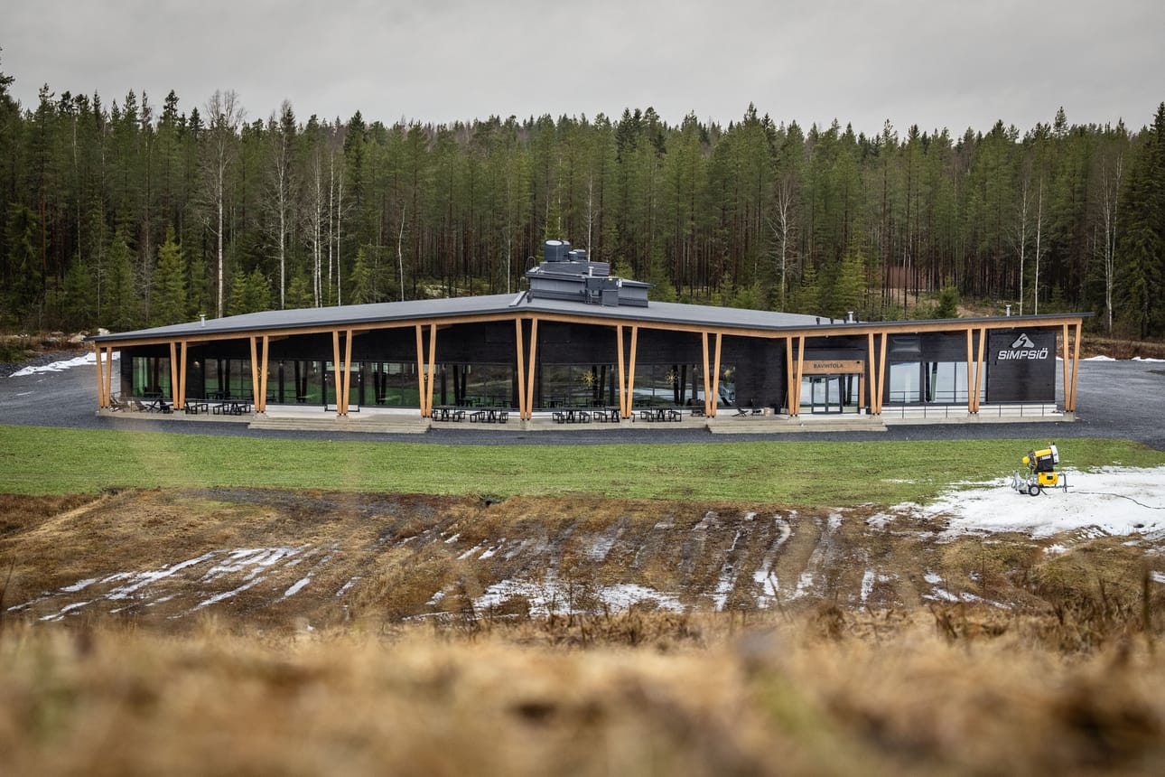 Simpsiön laskettelurinteen juurelle vuonna 2024 valmistuneen ravintola- ja vuokraamorakennuksen rakennuskustannukset ylittivät alkuperäisen arvion reippaasti.