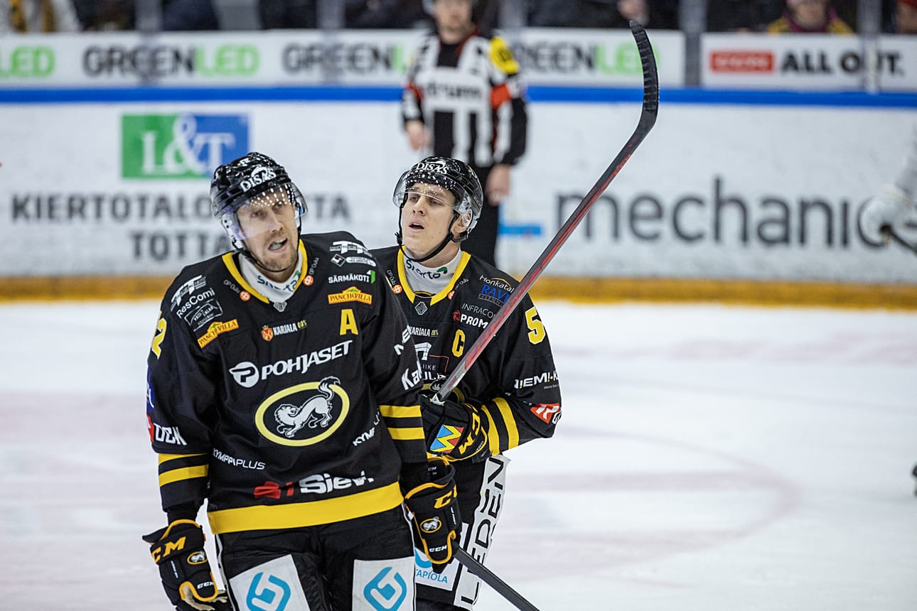 Loppusyksy on ollut Kärpille ankaraa aikaa. Kuvassa Marko Anttila ja Atte Ohtamaa.