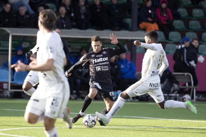 SJK:n Obed Malolo ja FC Lahden espanjalaisvahvistus Josu ryntäävät yhtäaikaa palloon. SJK:ssakin takavuosina pelannut Josu pohjusti vapaapotkullaan kotijoukkueen tasoitusmaalin ottelun lisäajalla. KUVA: SAMI LETTOJÄRVI