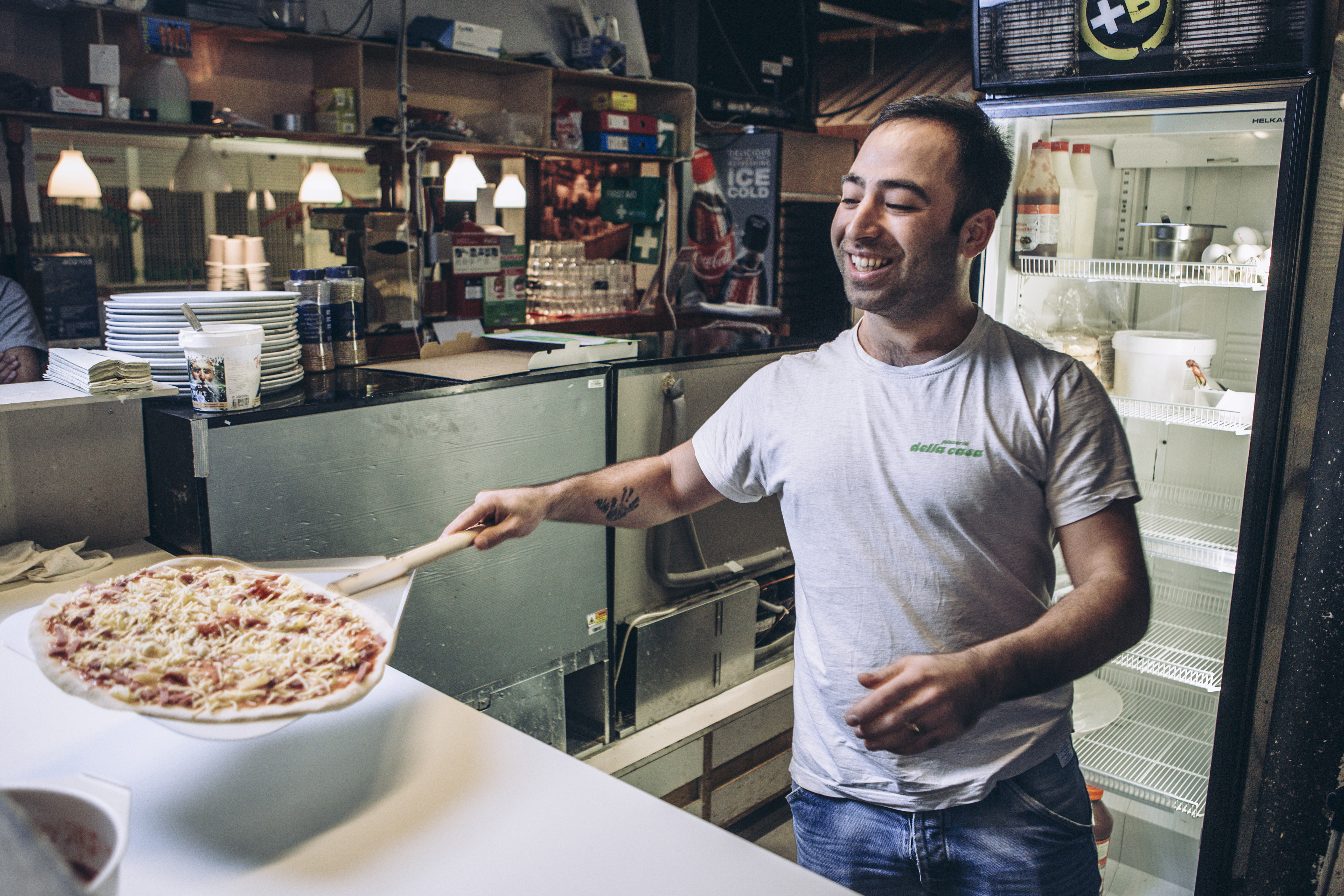 Aso Aziz, 31, pyörittää Vantaan Martinkeskuksessa sijaitsevaa pitseriaa. Hän aikoo perustaa Helsinkiin aidon kurdilaisen ruokaravintolan.