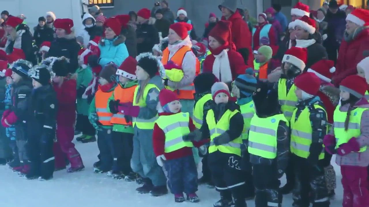 Tonttukaruselli tuo joulun riemun Kansalaistorille