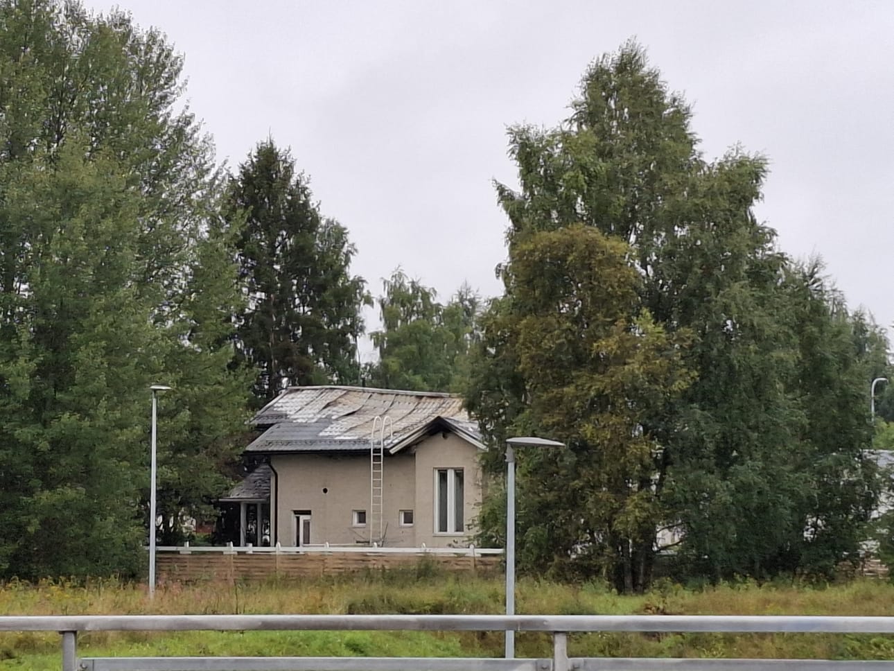Kaksikerroksinen omakotitalo tuhoutui pahoin salamaniskusta alkaneessa tulipalossa sunnuntain puolella yötä.