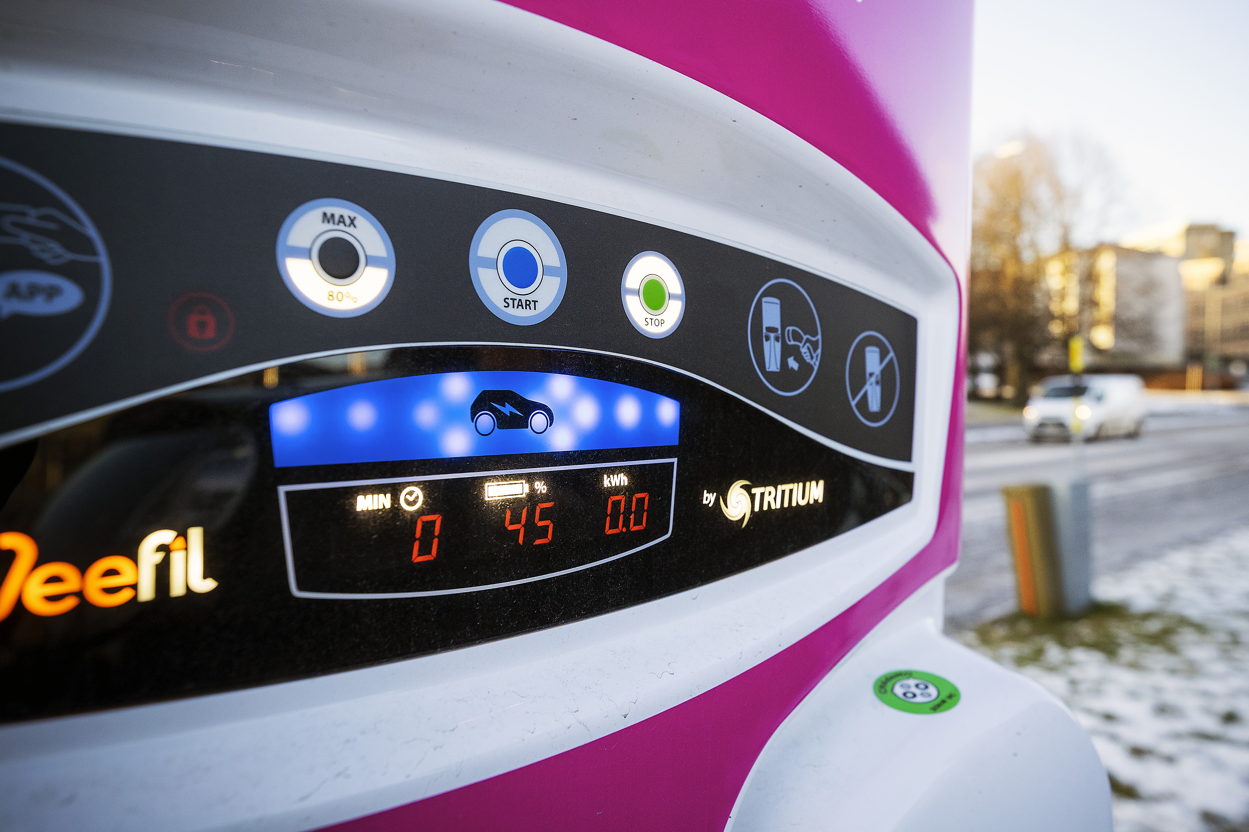 Latauspisteestä näkyy, kuinka paljon auto on latautunut. Samaa tilannetta voi seurata mobiiliohjelman kautta. Lataus katkaistaan puhelimella tai latauspisteeltä.