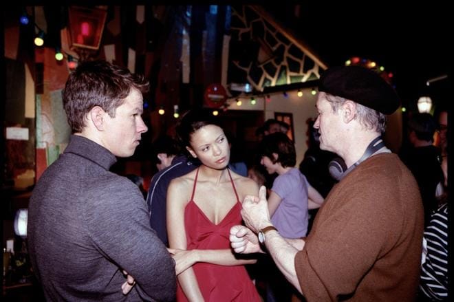 Thandie Newtonille (keskellä) leski-Reginan rooli on kuin valettu elokuvassa Totuus Charliesta. Peteriä näyttelee Mark Wahlsberg (vas.). Kuvassa oikealla on elokuvan ohjaaja Jonathan Demme. KUVA: Frii