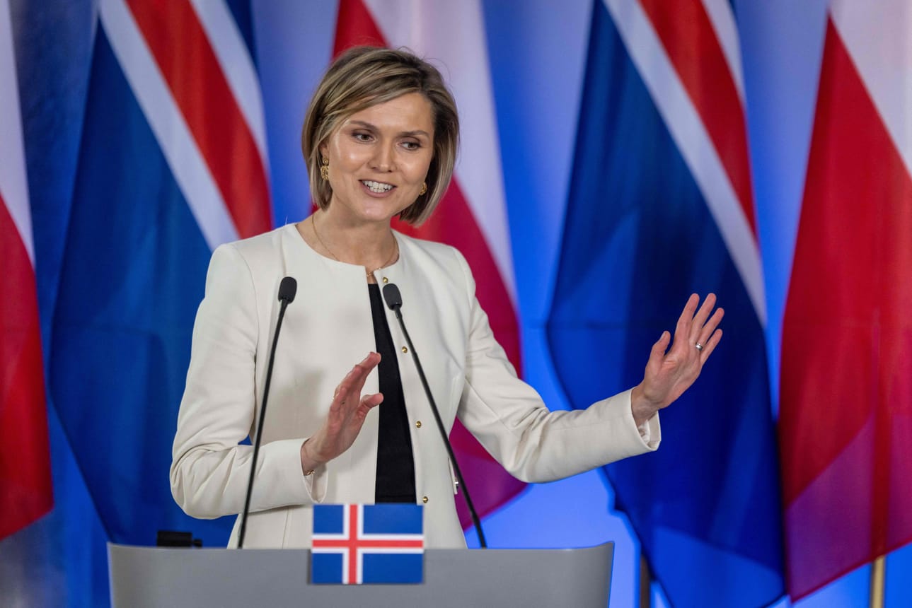 Kansanäänestyksen taustalla on maan pääministerin Kristrun Frostadottirin hallituskoalition lupaus nostaa EU-jäsenyysasia jälleen pöydälle. Islannissa pelkona on, että EU-jäsenyyden myötä valta kalatalouden sääntelystä siirtyisi EU:lle.