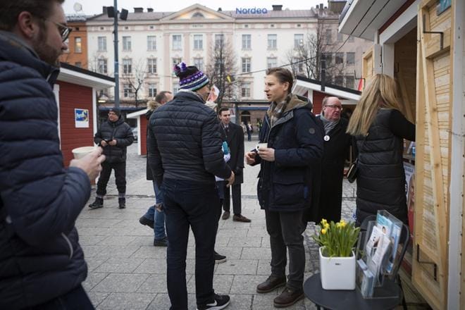 Jorma Hovinmäellä oli asiaa ministeri Antti Häkkäselle jo ennen kuin tilaisuus pääsi kunnolla käyntiin. KUVA: JARNO PELLINEN