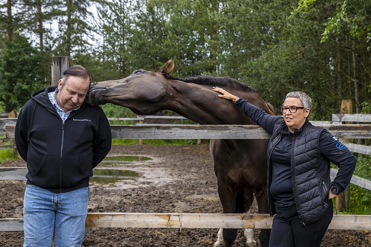 Hevonen on tekijä, joka yhdistää kahta järjestöä ja niiden pohjoissuomalaisia puheenjohtajia, Kari Erikssonia ja Marjukka Mannista. Amadora viihtyy ihmisten seurassa.
