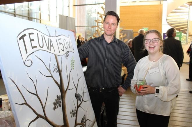 Karoliina Kujanpää pääsi ensimmäisenä maalaamaan pihlajapuun lehden yhteiseen taideteokseen. Panu Hemminki katseli tyytyväisenä vieressä. KUVAT: MINNA ZILLIACUS