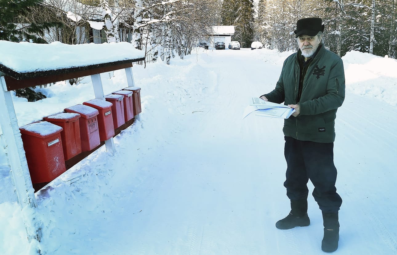 Rovaniemen maalaiskunta kaavoitti Hirvaalle asuinalueen, jossa on nyt 25 omakotitaloa. Maalaiskunta rakensi alueen kadut ja vastasi niiden ylläpidosta. Reino Vaaraniemi sanoo, että Rovaniemen kaupunki on painostanut perustamaan alueelle yksityistien tiekunnan.