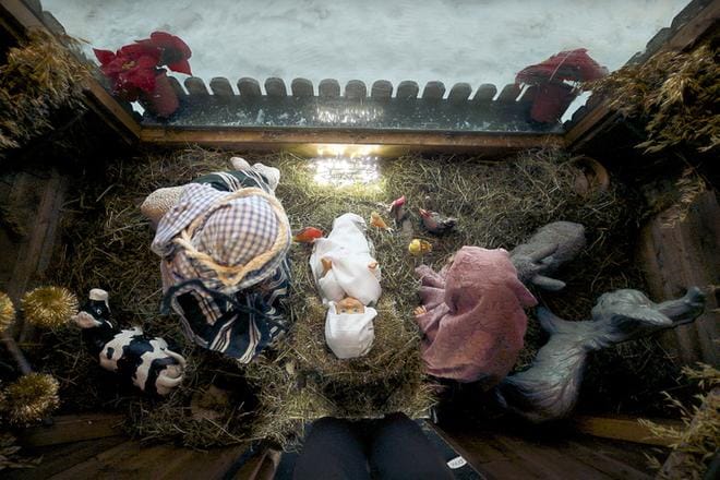 Jouluseimessä Maria ja Joosef -nuket hoivaavat juuri syntynyttä Jeesus-lasta. Seimen sisältä löytyy lisäksi erilaisia kotieläimiä. KUVAT: HEIKKI HAKANEN