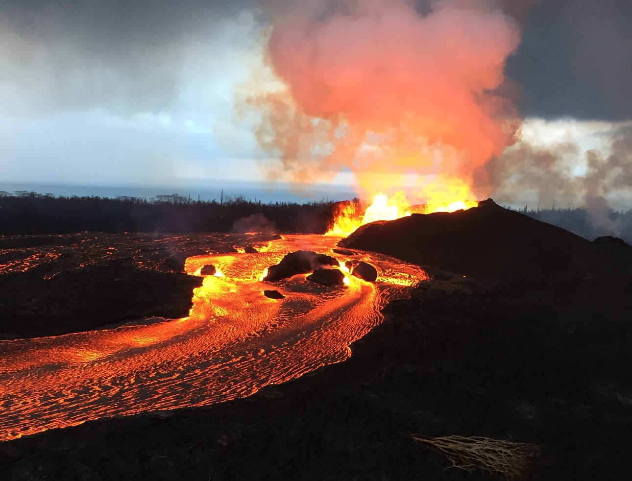 Kilauea-tulivuori syöksee sappeaan lähes 50 metrin korkeuteen. Valuvat laavakimpaleet kerääntyvät näyttäväksi muodostelmaksi. Kuva on Yhdysvaltojen geologisen tutkimusviraston USGS:n antama.