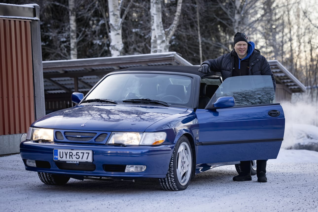 Mika Riissanen peri Saab-intonsa isältään, joka ajoi aina samanmerkkisillä autoilla. Vuoden 1998 Saab 9-3 oli pitkään hänen unelmiensa auto, jonka hän osti itselleen 40-vuotislahjaksi.
