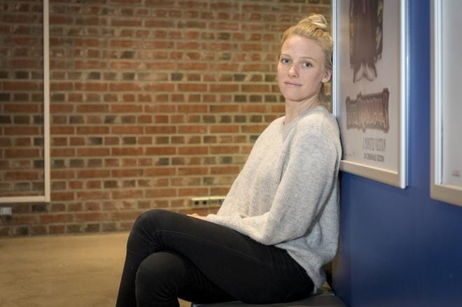 Näyttelijä Laura Birn on kiertänyt koko viikon esittelemässä Kääntöpiste-elokuvaa. KUVA: Pekka Rautiainen