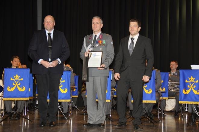 Jarkko Haukkala (vas.) ja Hannu Pennala (oik.) ojensivat eversti Jouko Rauhala ja KUVA: KIRSI LAURI/PV Maasotakoulu