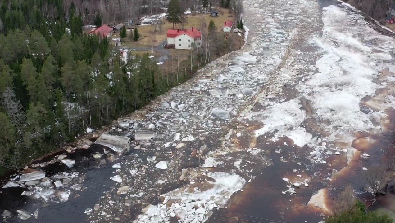 Video Kiiminkijoelta kun pato purkautui lauantaina.