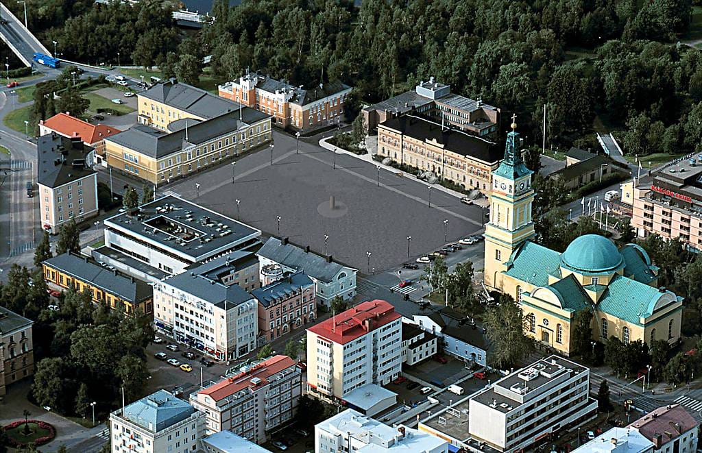 Manipuloidussa kuvassa näkyy miten puiston raivauksella ja kevyellä kattamisella aukiosta haluttaisiin uuden Oulun symbolinen keskus, jonka ympärillä pala komeinta Oulua.