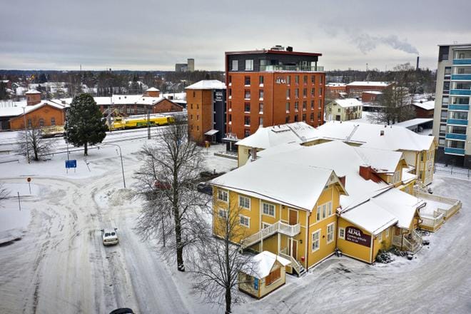 Etualalla Hotelli-ravintola Alman vanhin rakennus, entinen Seinäjoen rautatieläisten talo. Sen takana vuosi sitten valmistunut hotellin laajennusosa sekä vesitornihotelli. Takapihalla Keskustorilta tontille siirretty Pollarin talo, jolle etsitään lopullista sijoituspaikkaa alueelta. Ratapihalla junan takana näkyvät vanhat veturitallit, joihin kiinteistön nykyinen omistaja Petri Pihlajaniemi haluaa rakentaa kylpylän. KUVA: KARI LÖFHJELM