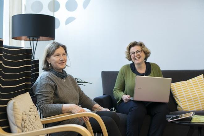 Marja-Sisko Paloneva ja Sonja Haga-Erickson auttavat Daterossa pohjalaisia lukivaikeudesta kärsiviä aikuisia. Ohjaus on ilmaista eikä sen saamiseen tarvita lähetteitä. Riittää, kun varaa ajan. KUVA: MINNA ANTILA